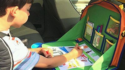 بالصور.. طرق لإلهاء طفلك أثناء قيادة السيارة