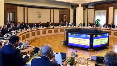 التعديلات الوزارية تشغل المصريين عن عيد الحب.. شريف إسماعيل: تغيير 9 حقائب وزارية ودمج وزارتين.. تعيين 4 نواب للوزراء.. والاستعانة بخدمات بعض النواب