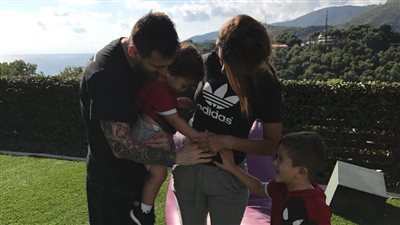 ميسي يستعد لاستقبال طفله الثالث من زوجته أنطونيلا