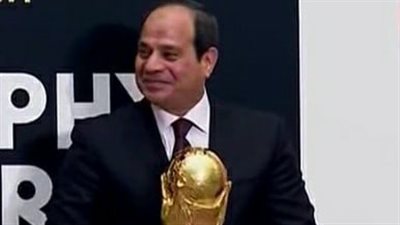 السيسي يرفع نسخة كأس العالم بمركز المنارة