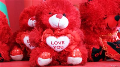 تأجيل الاحتفال بعيد الحب يوفر المال