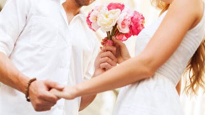 3 تصرفات تضمن رومانسية زوجك