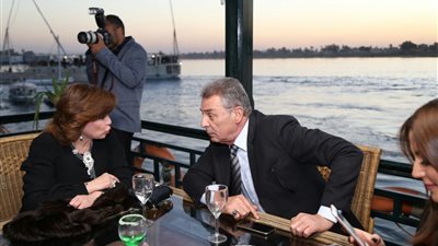 بالصور.. حديث جانبي بين إلهام شاهين ومحمود حميدة قبل افتتاح مهرجان الأقصر