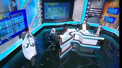 بالفيديو.. الغيطي يدخل الاستوديو حاملا «شيكارة فساد» على الهواء