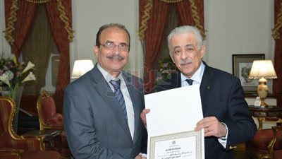 وزير التعليم تكرم المعلمين المتميزين تشجيعا لهم