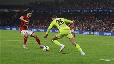 حسام حسن يقبل رأس حارس المصري بعد خسارة لقب السوبر