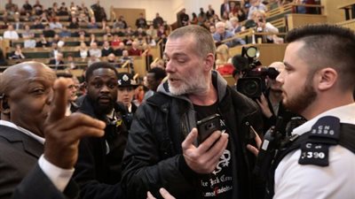 متظاهرون يقتحمون خطبة لعمدة لندن بسبب ترامب (صور)