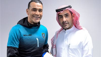 بالصور.. «آيفون» هدية لـ«عصام الحضري» بعد تألقه مع التعاون السعودي