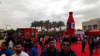 زحام شديد بين الجماهير لالتقاط الصور التذكارية مع كأس العالم (صور)