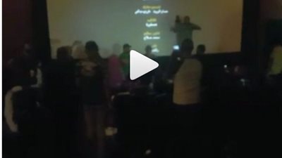 بالفيديو.. محبو نضال الشافعي يستقبلونه بالأحضان في سينما مترو