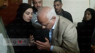 بالفيديو والصور.. محافظ بورسعيد يقبل رأس والدة الطفل آدم