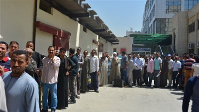 «فئات مصرية محرومة من العمل بالخليج».. وقف استقبال «أطباء الأسنان» بالسعودية يهدد بترحيل 70 ألفا.. الكويت تستغني عن «المعلمين» المصريين.. إنهاء خدمة الموظفين فوق الـ50