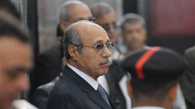 العادلي يعود لمنزله وسط تدابير أمنية بعد إنهاء إجراءات الإفراج عنه