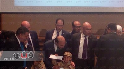 بالصور.. مميش يتبرع بـ3 ملايين جنيه لمستشفى السرطان