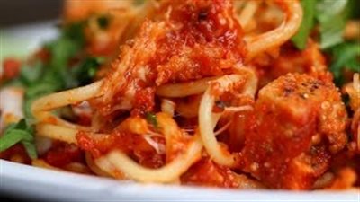 بالفيديو.. طريقة عمل مكرونة بالدجاج والجبن في الفرن