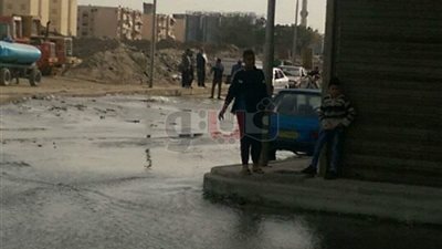 كسر ماسورة مياه رئيسية بشارع بمنطقة زمزم في بورسعيد (صور)