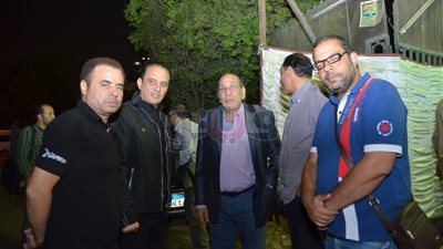 بالفيديو والصور.. أشرف زكي وطارق علام في عزاء شقيق سليمان عيد