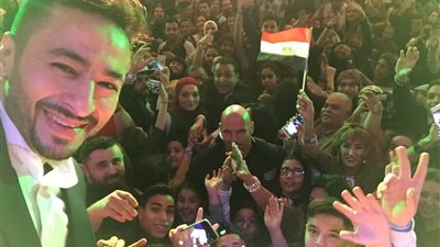 بالصور.. حمادة هلال يحيي حفلا في النمسا والسفير المصري يكرمه