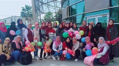 وفد طلاب جامعة الدلتا يقدم تبرع مال وهدايا لمرضى 57357