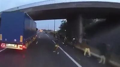 بالفيديو والصور.. مهاجرون يهاجمون شاحنة لدخول بريطانيا