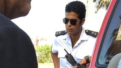 موقف ضابط مرور في الإسكندرية من سائقي الميكروباص يشعل فيس بوك