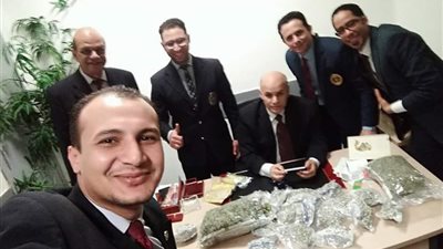 ضبط أمريكي حاول تهريب 4.5 كيلو مخدرات بمطار القاهرة (صور)