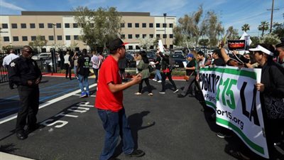 بالصور.. مظاهرات لموظفي المطاعم بأمريكا للمطالبة برفع أجورهم