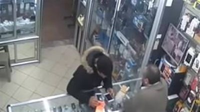 بالفيديو.. لحظة سرقة شاب هاتف «آيفون» بطريقة ماكرة