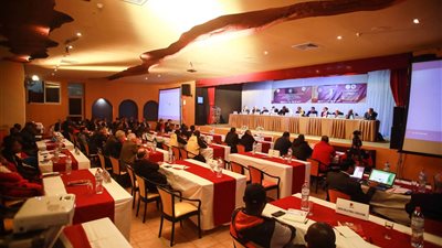 بالصور.. طاهر يدعم بعثة طائرة الأهلي في تونس هاتفيا بعد القرعة