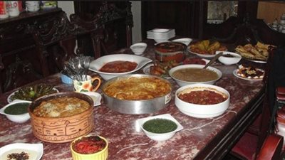 أغرب مواقف الطبخ في عزومات رمضان.. ثريا: «الأنبوبة فضيت وخلصت الأكل بعد الفطار».. مي: «حطيت السكر بدل الملح في الأرز».. سلوى: «الأكل حمض واشتريت أكل جاهز».. آية: «را