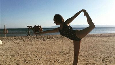 بالصور.. أشهر مذيعة بريطانية تروج لـ«الغردقة» أمام مليون متابع