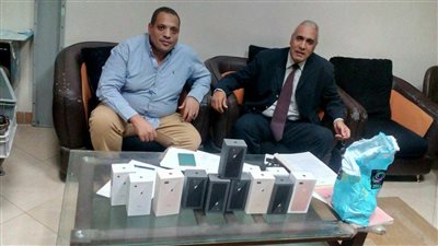 بالصور.. ضبط محاولة تهريب هواتف محمولة «آيفون» في مطار سوهاج