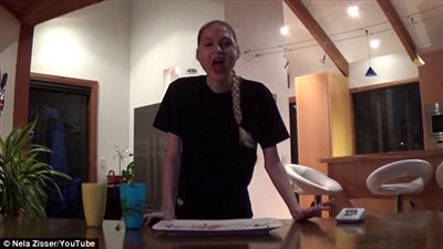 بالفيديو والصور.. فتاة تتناول 20 كعكة في أقل من 4 دقائق