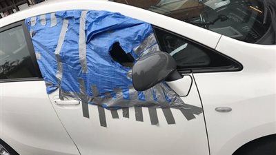 شاهد.. رجل يصلح نافذة سيارته المكسورة بمشمع ولزق