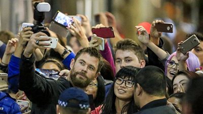 بالصور.. كريس هيمسورث يلتقط «سيلفي» مع معجبيه