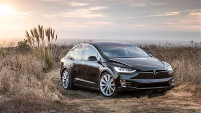 تسلا تستدعي 11 ألف سيارة من موديل «إكس» بسبب المقاعد الخلفية