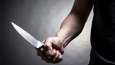 سعودي يقتل والدته طعنا بالسكين