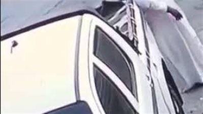 بالفيديو.. صاحب سيارة يؤدب لصا حاول سرقته