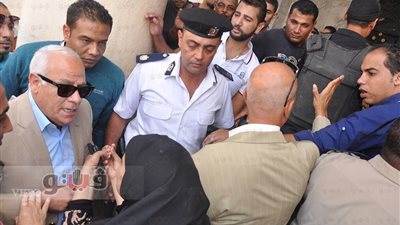 بالفيديو.. مواطنون يهاجمون محافظ بورسعيد وينسحب وسط تأمين الحرس