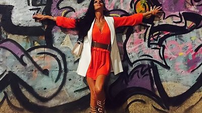 بالصور.. امرأة في الستينيات تكشف سر جمالها وإطلالتها الشبابية