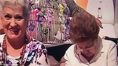 بالفيديو والصور.. عجوز تتعرض لموقف محرج في برنامج تلفزيوني