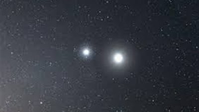 «رمز الحب» يقترن بـ «ملك الكواكب».. الليلة