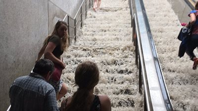 بالصور.. محطة مترو واشنطن تتحول إلى شلالات مياه بسبب الفيضانات