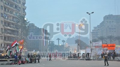 رغم الهدوء بالتحرير .. العشرات يطالبون بإسقاط مرسى