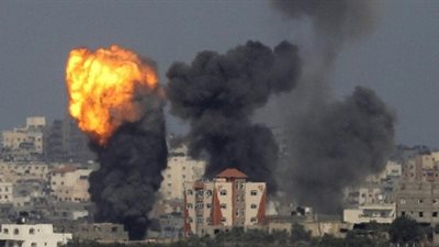 الاحتلال يشن غارة جوية على مواقع لحركة حماس