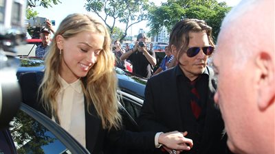 بالصور.. جوني ديب وأمبر هيرد يمثلان أمام المحكمة بتهمة التهريب