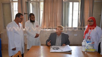 محافظ الإسماعيلية يتفقد وحدة الغسيل الكلوى الجديدة ومعمل الرصد البيئى