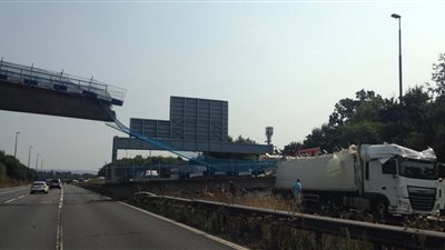 بالصور.. انهيار جسر للمشاة في بريطانيا