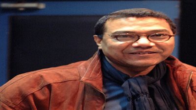 رئيس المركز القومي للمسرح يجري جراحة دقيقة بالعين