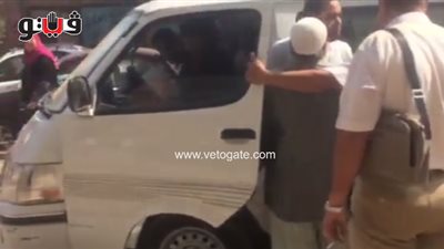 بالفيديو.. خناقة بين أمين شرطة وسائق ميكروباص